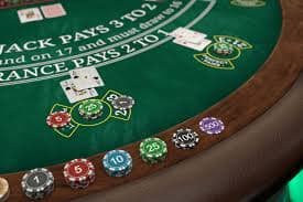 Tampilan live dealer kingkong39 dengan dealer Indonesia dalam studio profesional